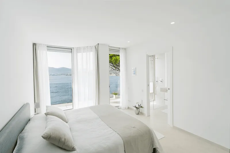 Renovated villa with pool on the front line in Santa Ponsa — photo 12