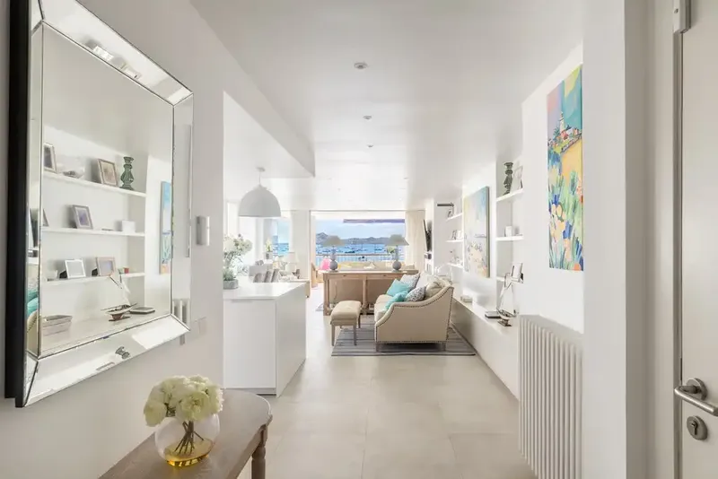 This beachfront apartment with a magnificent presentation is located on the famous Pine Walk and enjoys impressive — photo 7