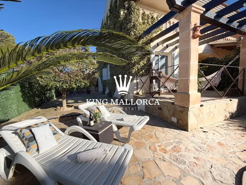 We offer a wonderful semi-detached villa with 3 bedrooms, 2 bathrooms, private pool, parking and large garden. — photo 12