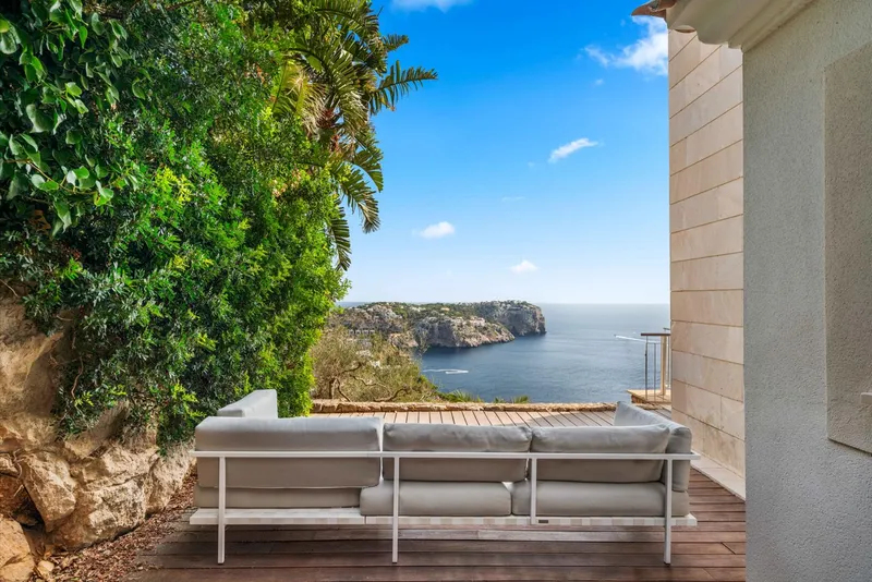 Luxurious Apartment with Impressive Sea Views — photo 4