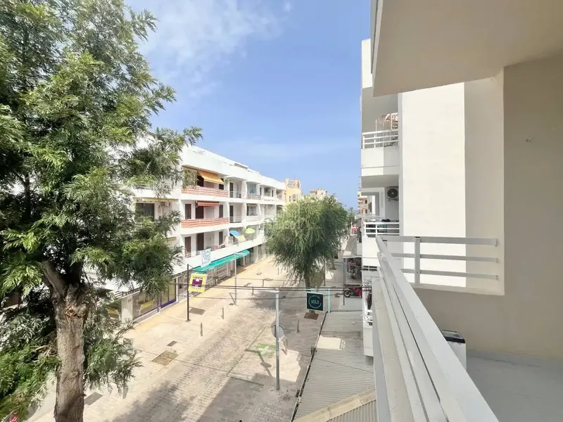 Sunny apartment on the second floor, located in the heart of Cala Millor, just two minutes from the beautiful beach. The area offers all — photo 1