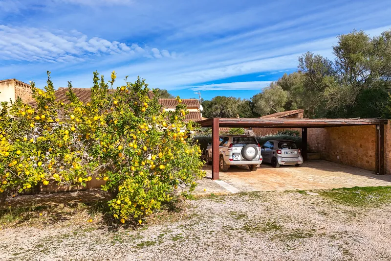 Grand estate with 6 bedrooms, pool area, mountain views and much more! — photo 3