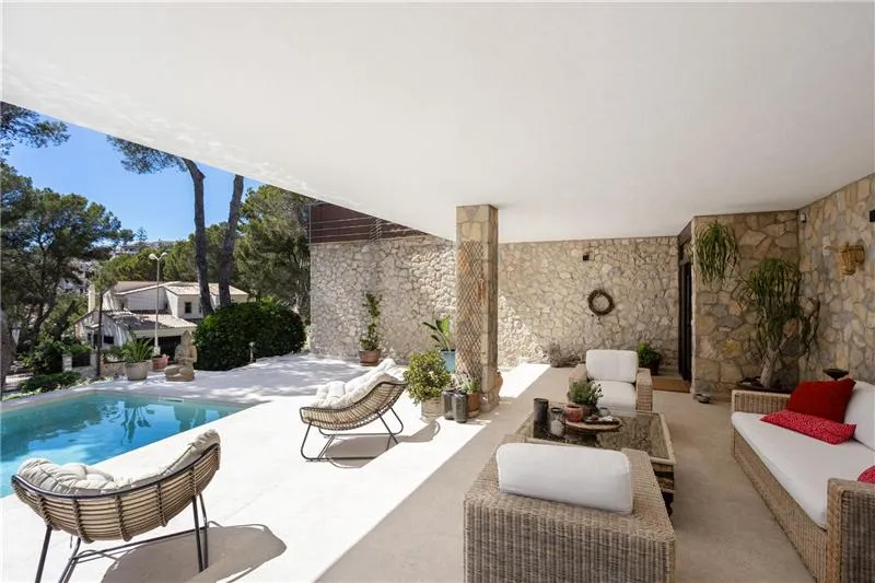Single-family home with a pool on a lot of approximately 1,013 m², located about 2 minutes from the beach — photo 1