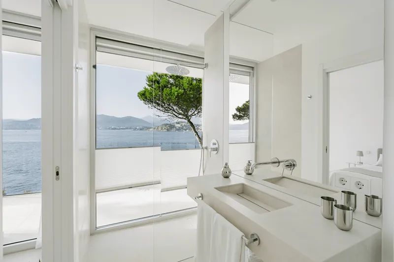 Renovated villa with pool on the front line in Santa Ponsa — photo 11