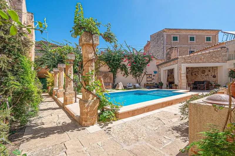 A unique 996 m2 property that brings together the essence of traditional Mallorcan architecture, spacious areas, privacy and an exceptional — photo 7