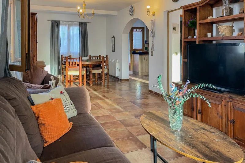 Spacious house with 4 bedrooms, patio, pool and separate apartment — photo 6