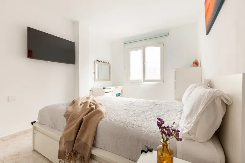 Bright renovated 3-bedroom apartment in La Soledad Sur — photo 12