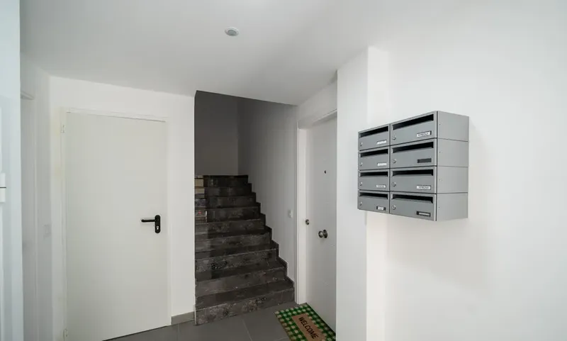 New construction penthouse with large private terrace — photo 4