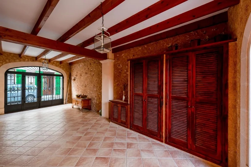 Charming Mallorcan townhouse with patio and garden in Campos — photo 2