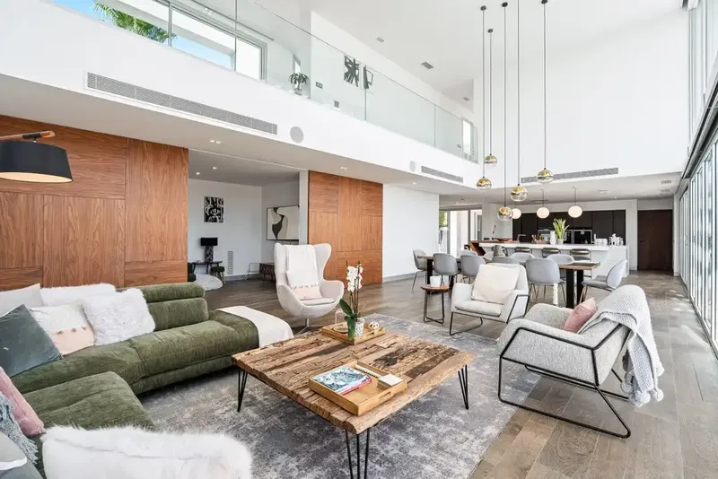 Esta impresionante villa contemporánea en venta está situada en el tranquilo enclave de Llenaire, ofreciendo una rara combinación de espacio — photo 7