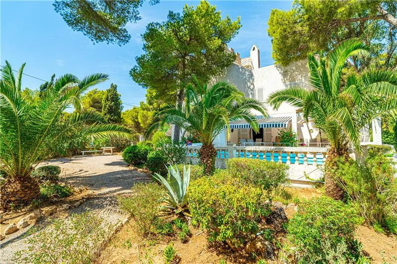 Detached house with swimming pool on an approximately 1,200 m² plot, just 5 minutes from the town and the sea. — photo 2
