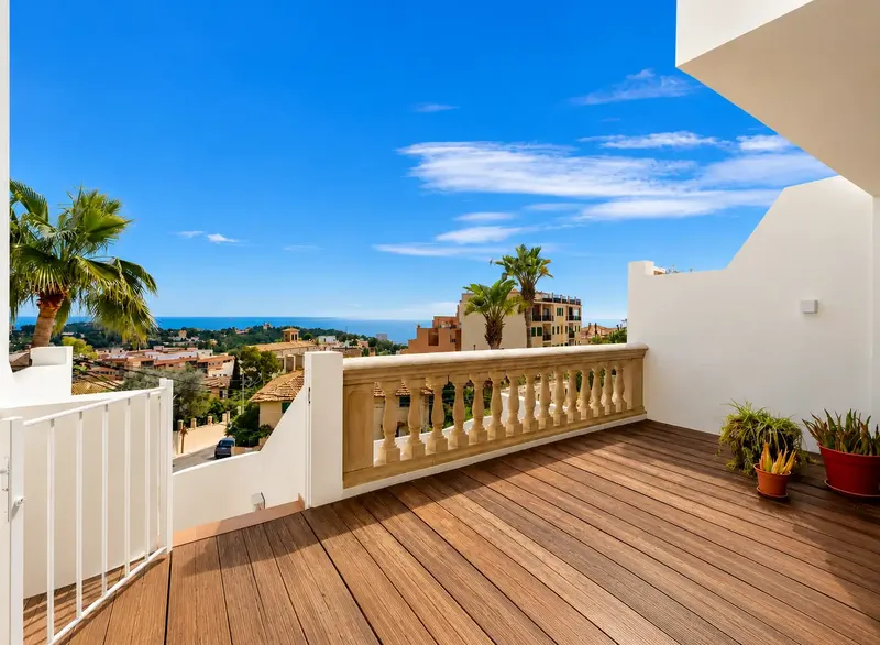 This well-kept townhouse in a quiet area of Genoa impresses with its Mediterranean style, spacious outdoor areas and its — photo 1