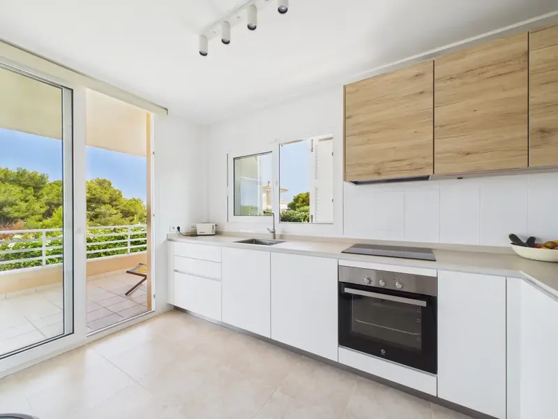 An apartment with an excellent location, three bedrooms, two bathrooms and communal pool, ideal for those seeking a temporary rental — photo 7