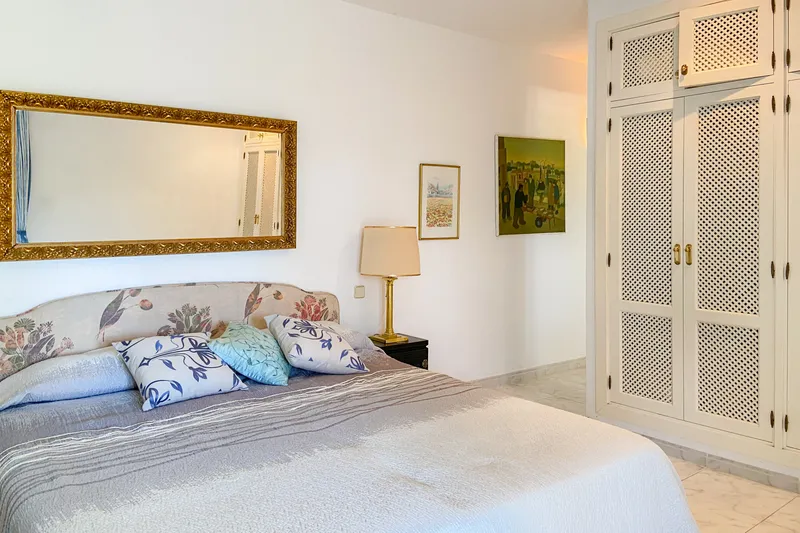 Spacious single-family home with sea views and pool plus separate guest apartment — photo 10