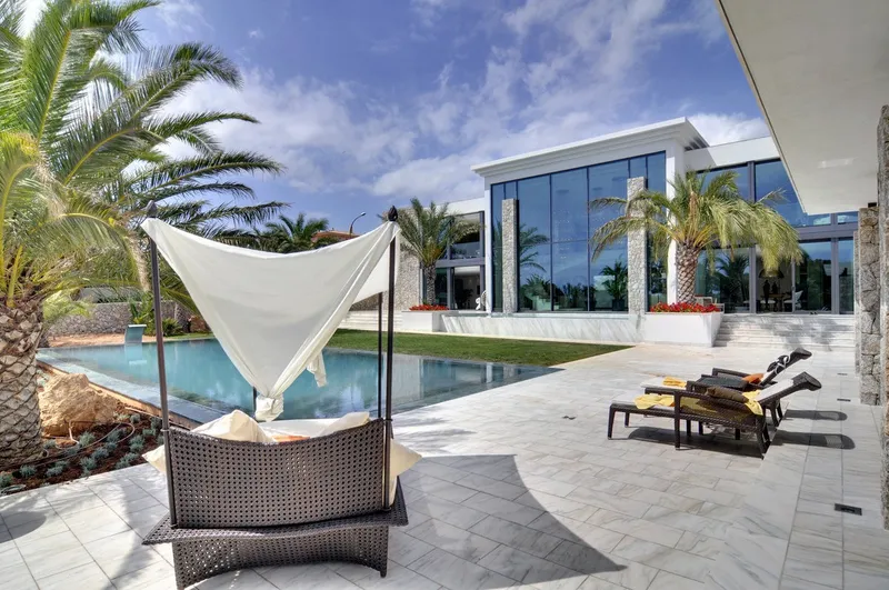 Spectacular luxury villa with lots of privacy and partial sea views — photo 2