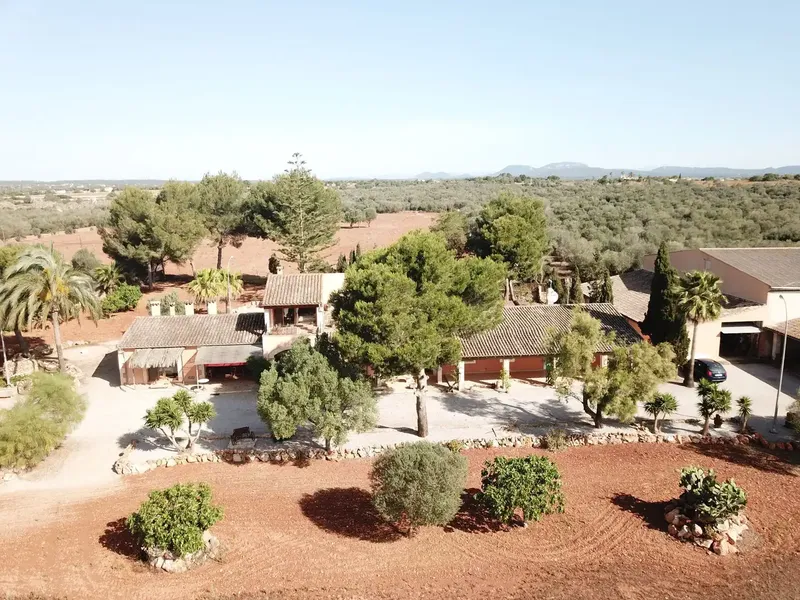 We present a unique opportunity to acquire a magnificent rustic estate of 86,000 m², located a few minutes from Sa Ràpita, in a — photo 4