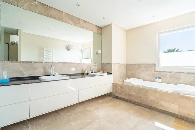 Exquisite 5-bedroom luxury villa for rent — photo 10