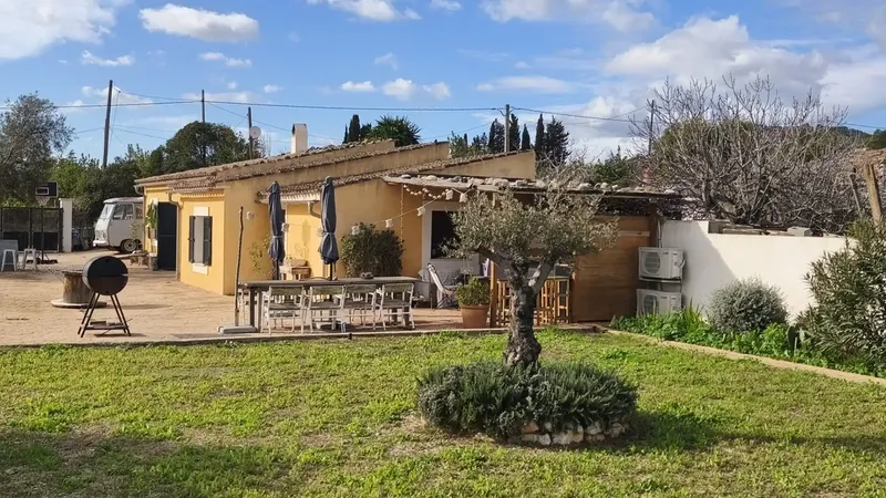 In Binissalem, with a privileged location at the foot of the mountain and yet a step away from the village, we present this cozy house. — photo 1