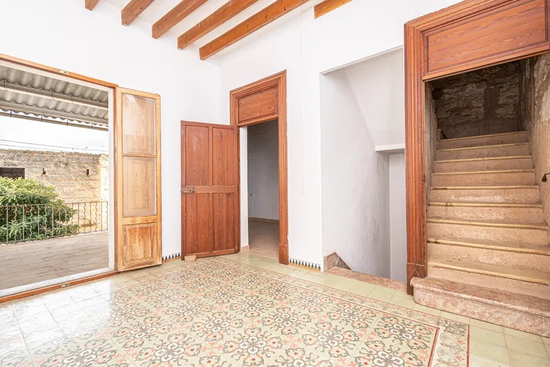 Village house in Sa Pobla with interior patio and parking area to renovate — photo 5