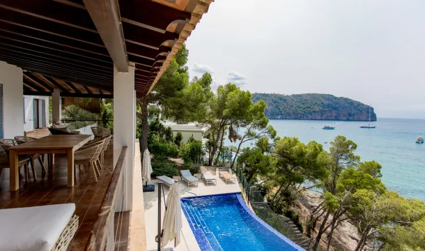 Frontline villa with direct access to the sea in Camp de Mar — photo 12
