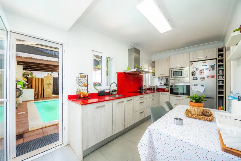 Townhouse with pool on second line from the sea — photo 10