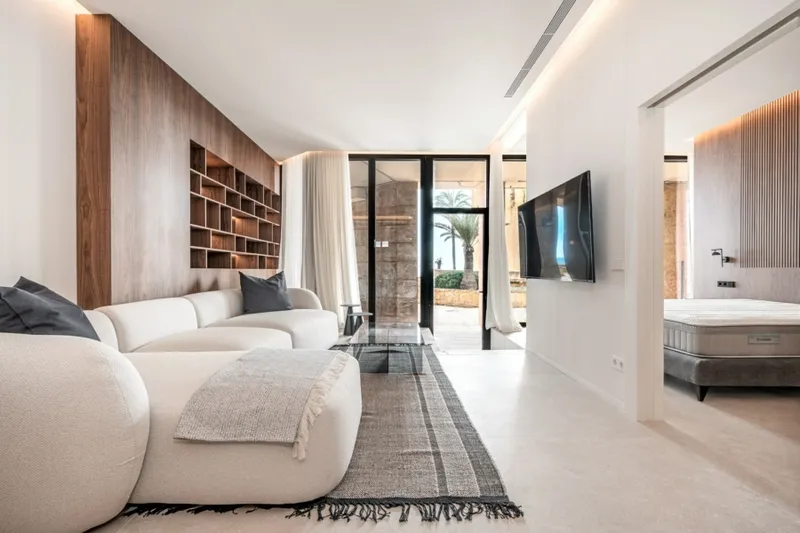 First-line luxury living by the sea in Portixol — photo 1