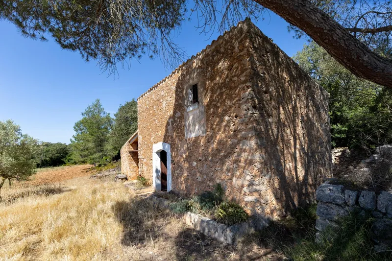 Rustic estate of 15,500 m² with centenary house and great potential — photo 12