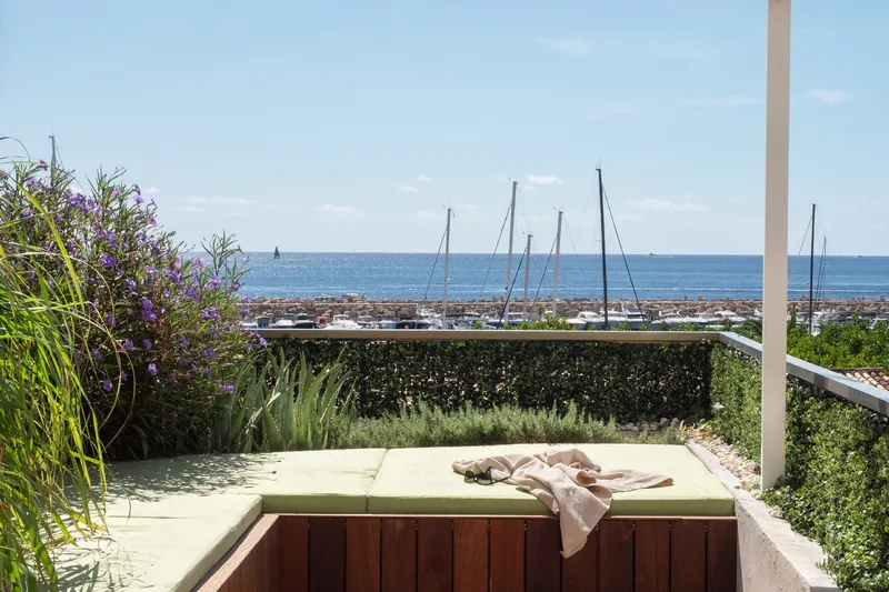 Newly renovated apartment with sea views in exclusive Puerto Portals — photo 3