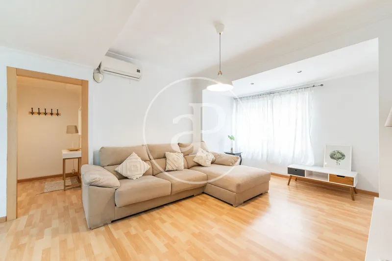 Two bedroom apartment in the Central Market of Valencia. — photo 1