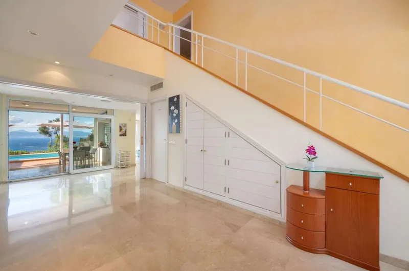 Frontline villa with vacation rental license in the south of Mallorca — photo 11