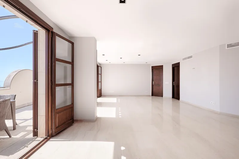 Long-term rental: Penthouse with terrace and sea views in Palma — photo 9