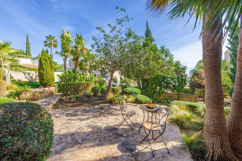 Stylish family villa with breathtaking views — photo 4