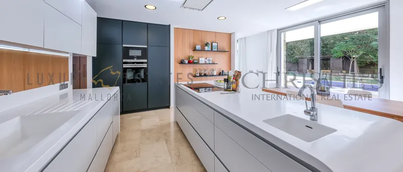Modern villa in Nova Santa Ponsa with large plot and partial sea views — photo 3