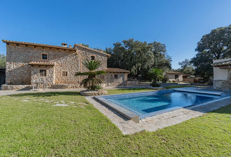Rustic house with vineyards — photo 6