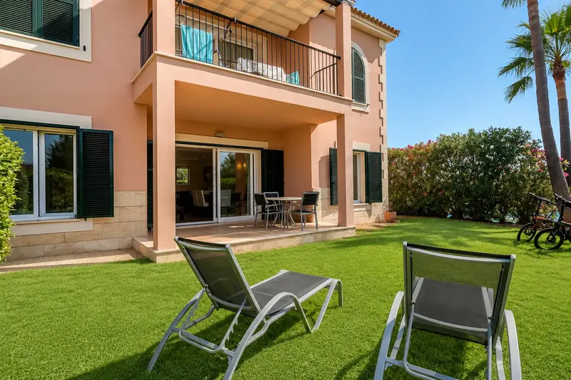 This beautiful ground floor apartment in Sa Vinyola, Campos, combines tranquility, comfort and outdoor spaces in a well-kept urbanization with a pool — photo 1