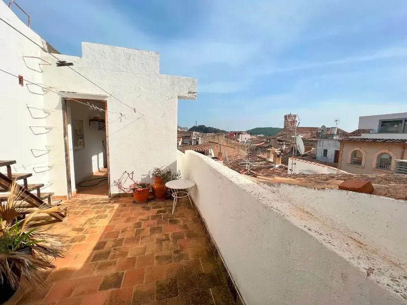 Quiet but central house in Pollensa with 3 bedrooms, 1 bathroom, living room, kitchen with dining area, patio, laundry room and rooftop terrace with — photo 1