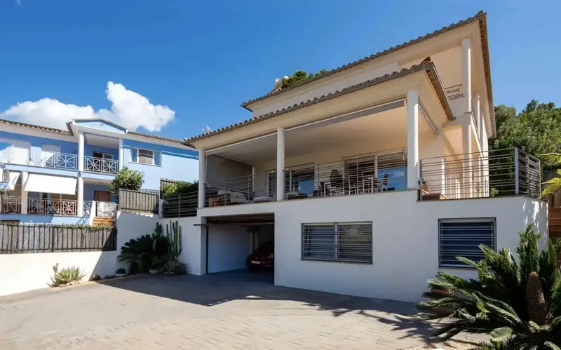 Mediterranean lifestyle, bright rooms and a wonderful view to the sea - this elegant villa in Palma perfectly combines — photo 3
