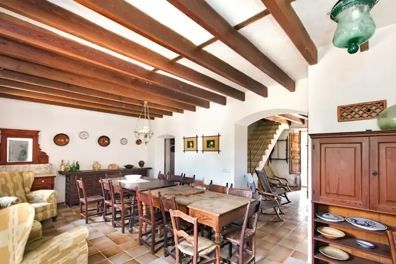 Surrounded by almost 125 hectares of land, this rustic estate is located near Puigderrós in the municipality of Llucmajor. It borders — photo 6