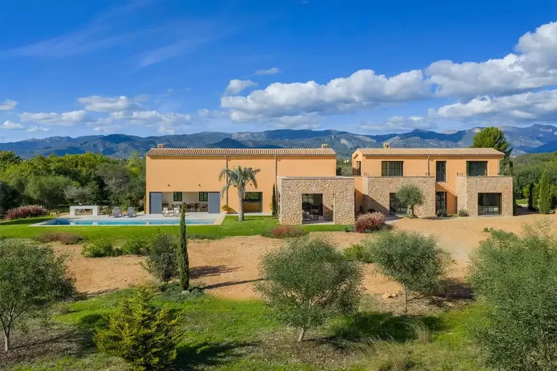 This magnificent newly built rural villa is for sale in Santa María del Camí. Situated in the picturesque countryside, it is — photo 1