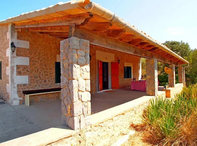 Beautiful Stone House with 80cm walls, on a rustic estate of approx. 33,000m2, has cistern water, Endesa electricity, distributed in — photo 2