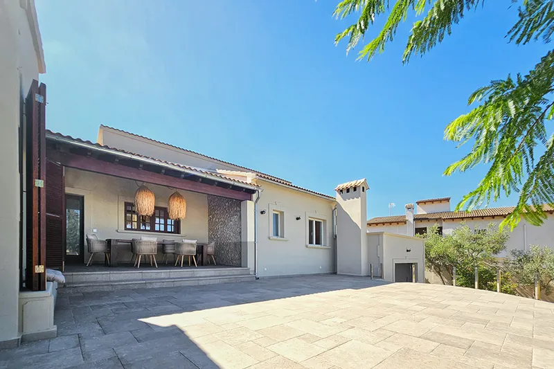 With rental license on the coast: Modern single-family house with guest apartment and pool near the harbor — photo 12