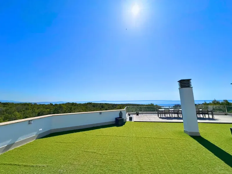This light-flooded penthouse in a quiet, well-maintained residence in Sol de Mallorca combines luxurious living with Mediterranean charm. — photo 3