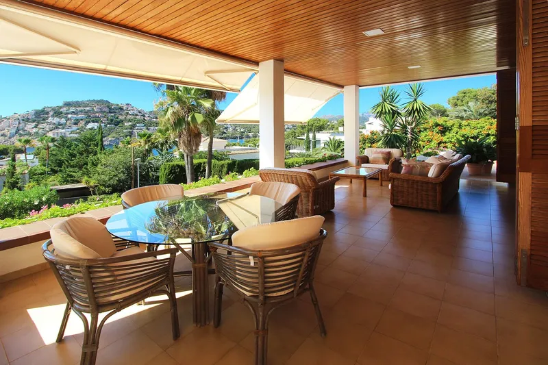 4-bedroom villa with pool and garden for rent — photo 2