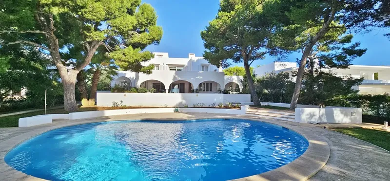 Exceptional first-line villa in Porto Petro with direct access to the sea in an unbeatable location, just a 15-minute walk from — photo 1