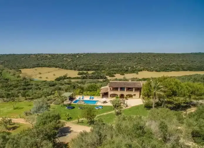 Spectacular property for sale, located in a dreamlike and isolated enclave on a plot of almost 20 hectares between Manacor and Petra. — photo 2