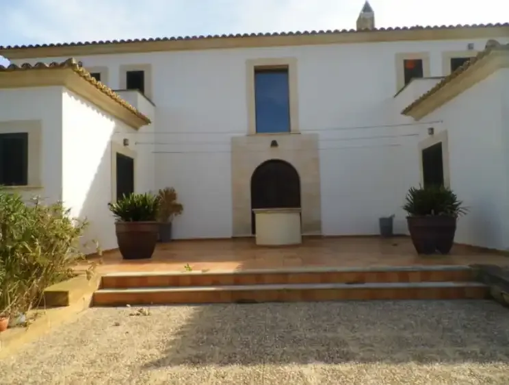 Large Andalusian-style estate on a hill near Es Llombards/Santanyí, with impressive panoramic views over Santanyí and the — photo 2