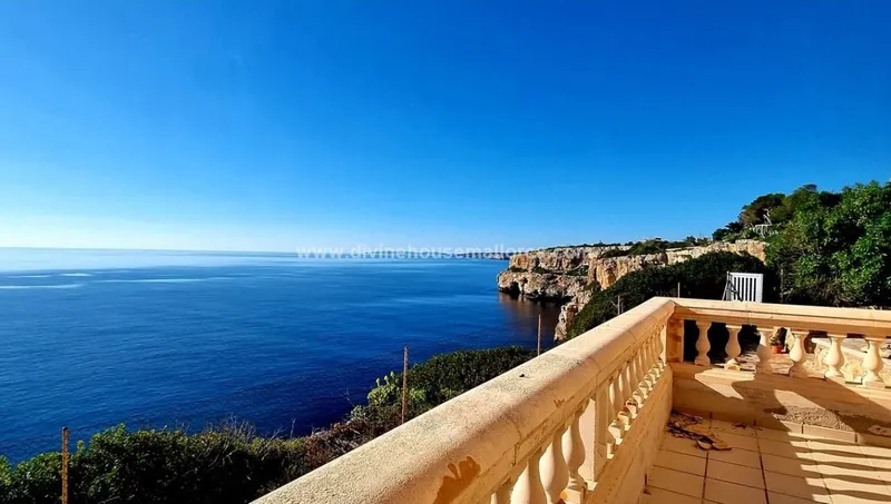 Chalet on the front line in Cala Llombards with tourist rental license — photo 10