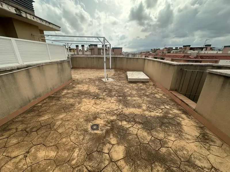 Attic of 110 m2 distributed in a large kitchen with laundry room, living room with balcony, 3 bedrooms and 2 bathrooms, one of them en suite. — photo 11