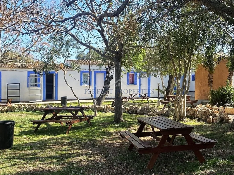 Licensed youth hostel hotel located a short distance from white sand beaches. — photo 4