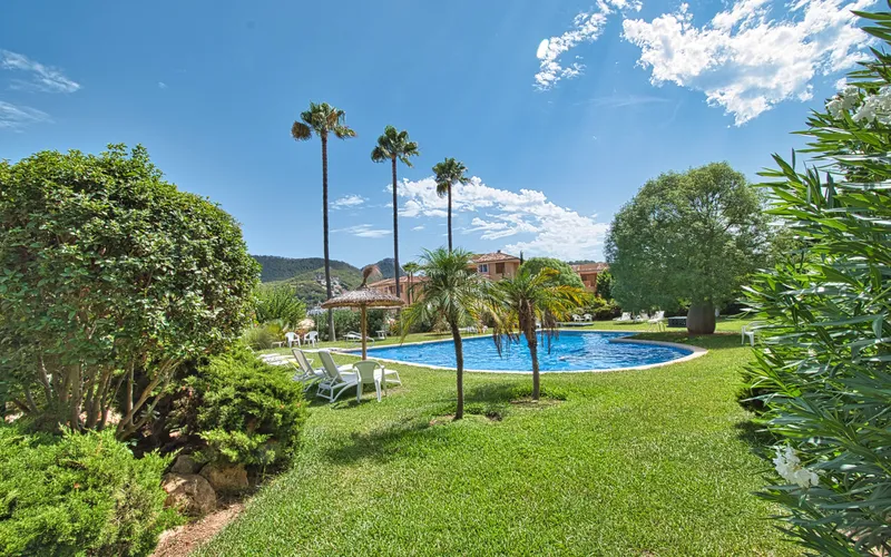 Garden apartment in a popular residential complex with a large pool, within walking distance of the ... — photo 2